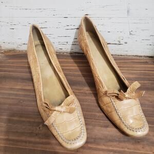 Stuart Weitzman Leather Alligator Nude Kitten Heel Bow Pumps 8